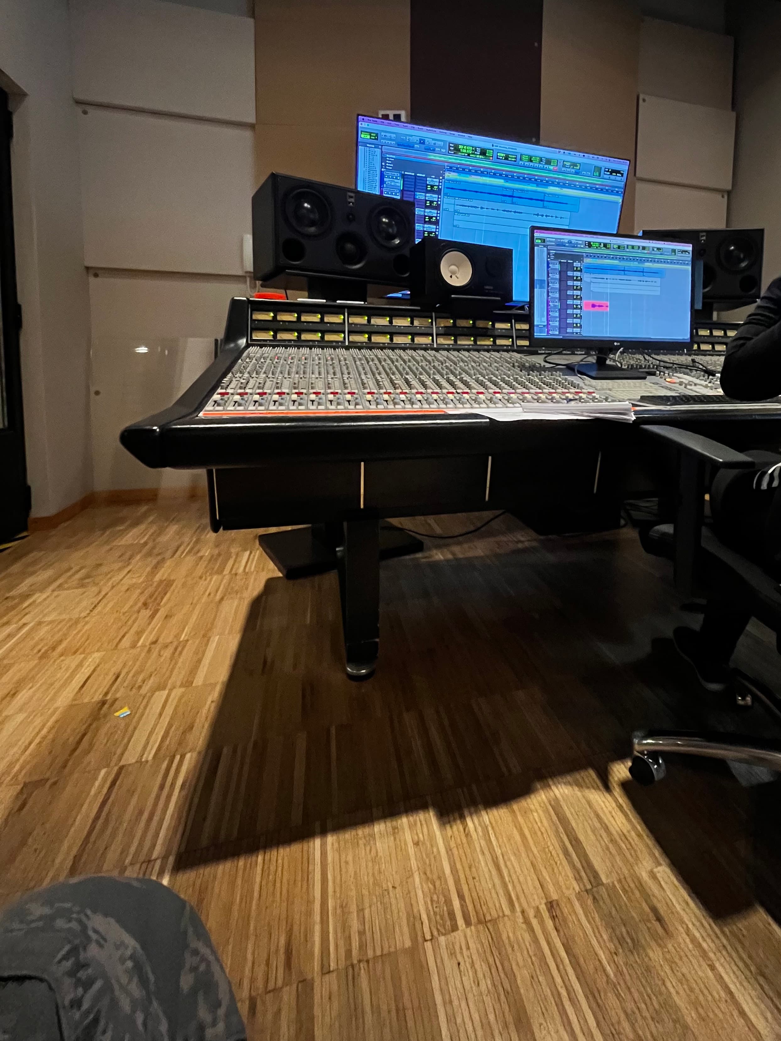 Sesión de trabajo en el estudio de Atlantiko Lab